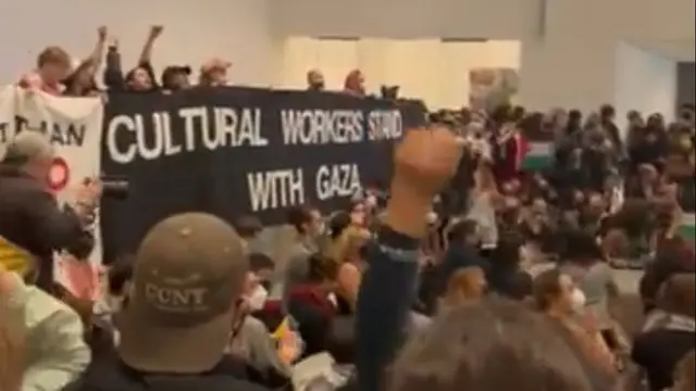 Para pengunjuk rasa membawa spanduk bertuliskan 'Pekerja budaya mendukung Gaza' seruan pencabutan blokade di Gaza.