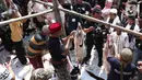 Sejumlah warga mengikuti lomba menguliti kambing dalam Lebaran Tenabang 2022 di kawasan Tanah Abang, Jakarta, Sabtu (4/6/2022). Kegiatan yang menampilkan berbagai kesenian Betawi, makanan tradisional, perlombaan, dan bazar UMKM itu mengangkat tema KolaborAksi. (Liputan6.com/Angga Yuniar)