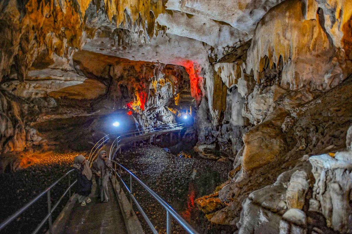 FOTO: Pesona Stalaktit dan Stalagmit Goa Lowo, Keajaiban Alam Trenggalek