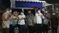 Anggota Komisi B DPRD DKI Jakarta H. Sutikno menyerahkan kendaraan ambulans kepada warga RW 08/10 Kebayoran Lama Utara, Jakarta Selatan. (Ist)