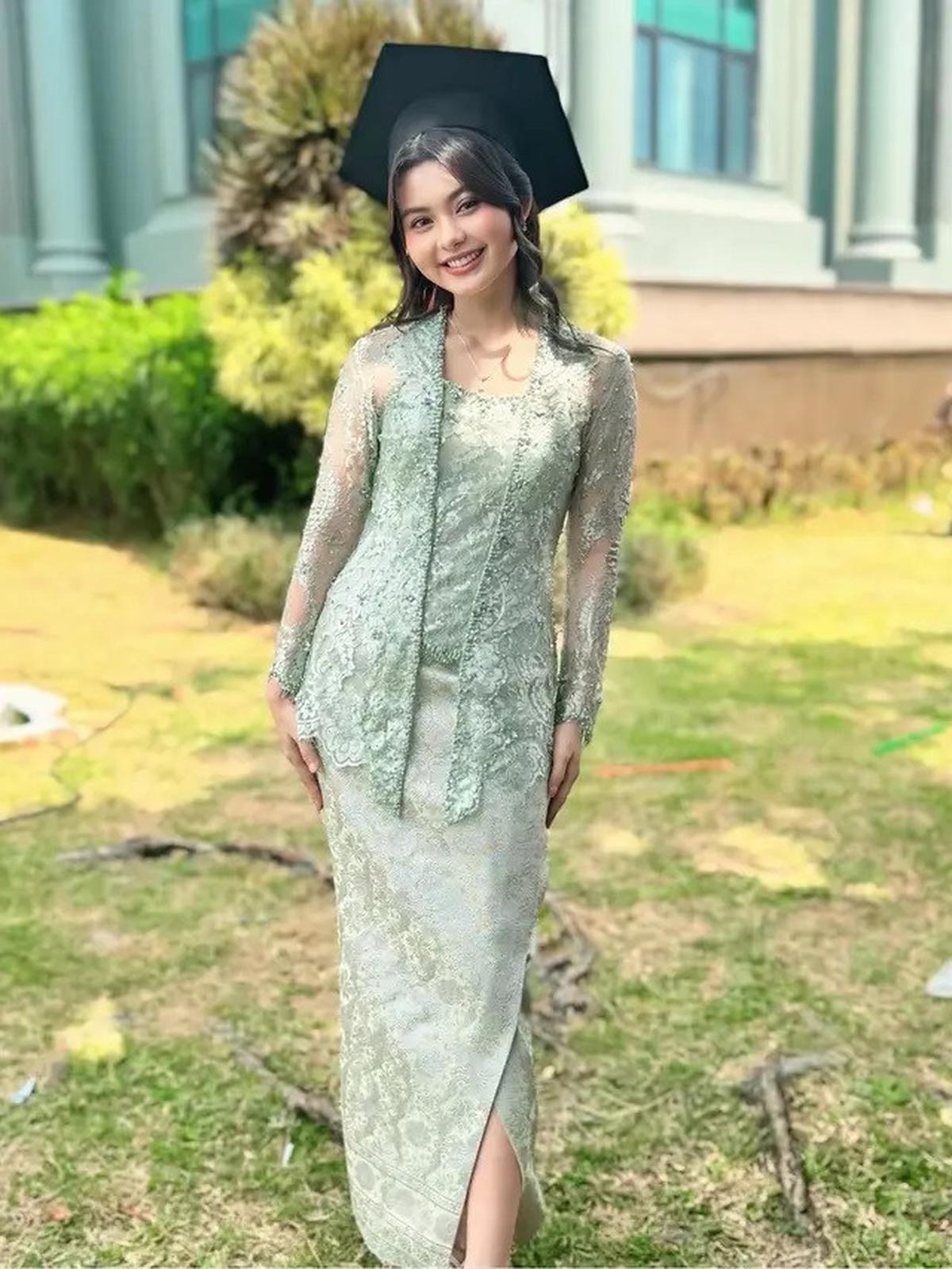 Inspirasi Kebaya Wisuda yang Anggun, Pilihan Margin Wieheerm hingga Rania Yamin