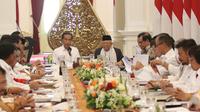 Presiden Joko Widodo didampingi Wapres Ma'ruf Amin memimpin sidang kabinet paripurna di Istana Merdeka, Jakarta, Kamis (24/10/2019). Rapat kabinet paripurna perdana tersebut  mendengarkan arahan Presiden dan membahas anggaran pendapatan dan  belanja negara tahun 2020. (Liputan6.com/Angga Yuniar)