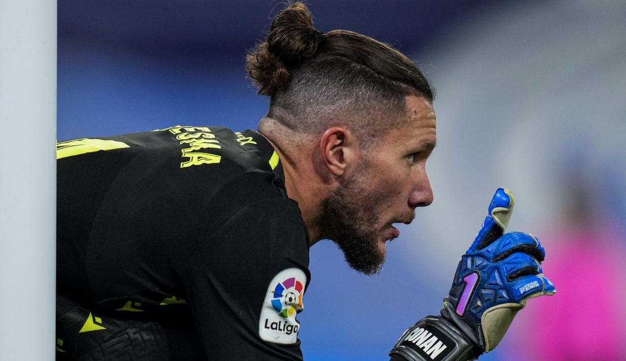 Kiper Cadiz, Jeremias Ledesma menjadi sorotan usai dirinya tampil memukau saat bertandang ke markas Real Madrid pada Selasa (20/12/2021) dini hari WIB. Meski dihujani tembakan, Ledesma mampu mempertahankan gawangnya bebas dari kebobolan. (AP/Bernat Armangue)