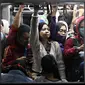 Penumpang berjubel saat KRL commuter line Jakarta Kota-Bogor melintas di Stasiun Pasar Minggu, Jakarta, Selasa (24/11). Pohon tumbang di perlintasan KRL antara Citayam dan Bojonggede, membuat perjalanan kereta terganggu. (Liputan6.com/Immanuel Antonius)