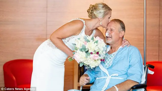 [Bintang] Cerita Haru di Balik Foto Seorang Pengantin yang Meminta Restu Ayahnya Lewat Video Call