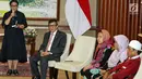 Menteri Luar Negeri Retno Marsudi dan Menteri Hukum dan HAM Yasonna Laoly memberi keterangan pers ketika serah terima Siti Aisyah kepada keluarga di Kementerian Luar Negeri, Jakarta, Senin (11/3). (Liputan6.com/Johan Tallo)