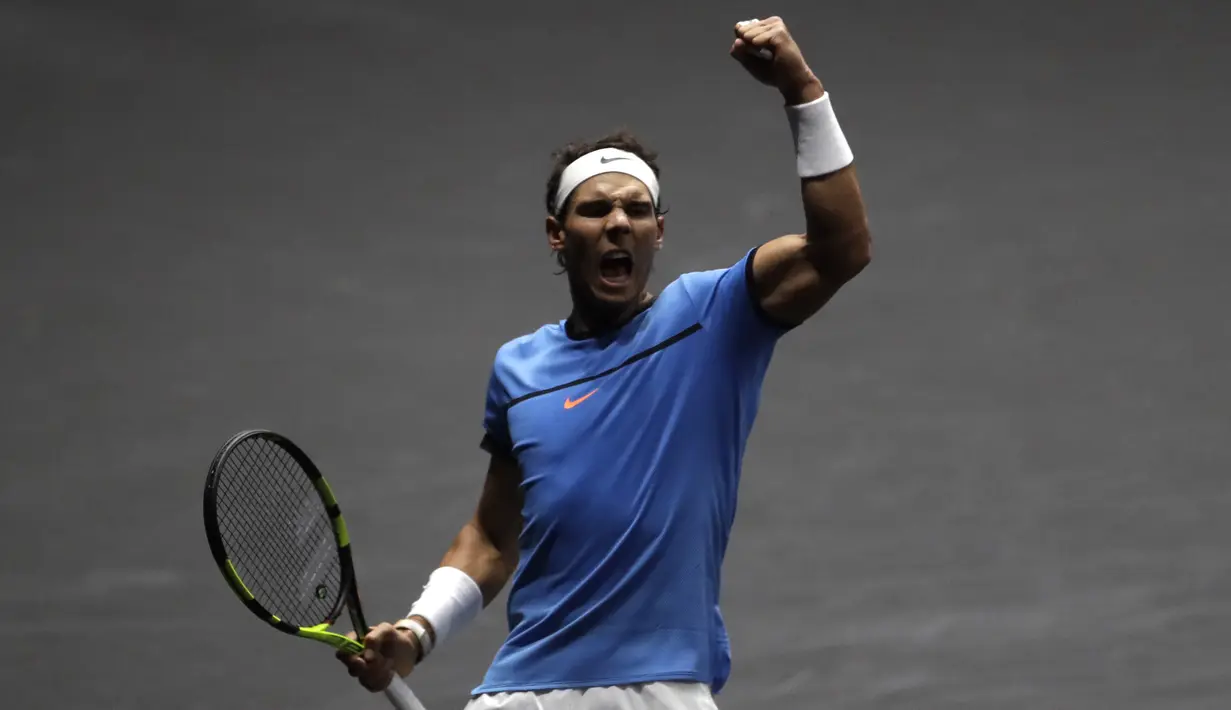 Ekspresi pemain tim Eropa, Rafael Nadal usai meraih poin saat melawan pemain tim Dunia, John Isner pada turnamen tenis Laver Cup di Praha, Republik Ceska, (24/9/2017). Tim Eropa menang 15-9 atas tim Dunia. (AP/Petr David Josek)