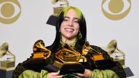 Billie Eilish berpose dengan piala penghargaan Grammy Awards 2020 di Staples Center, Los Angeles, Amerika Serikat, Minggu (26/1/2020). Eilish memborong lima piala dalam perhelatan musik akbar yang diselenggarakan ke-62 kalinya ini. (AP Photo/Chris Pizzello)