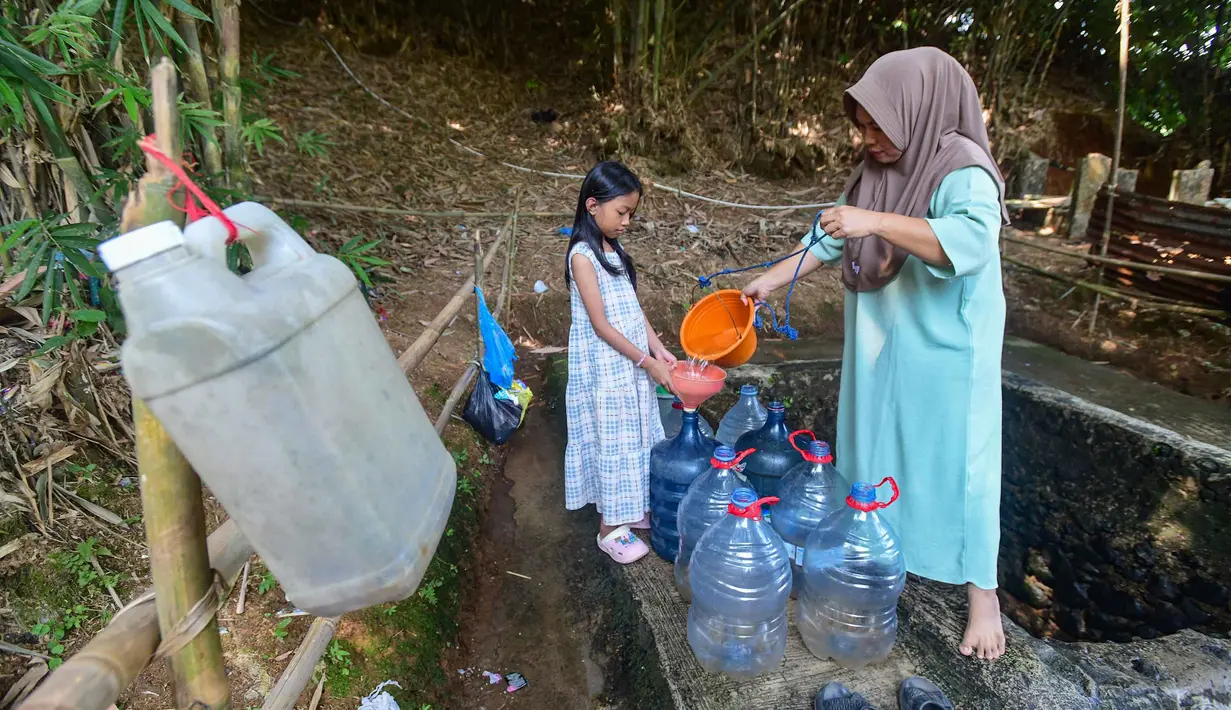 Warga mengambir air dari satu-satunya sumber mata air di Kampung Cijaura, Desa Cidokom, Bogor, Jawa Barat, Minggu (26/07/2026). (KLY/ Arie Basuki)