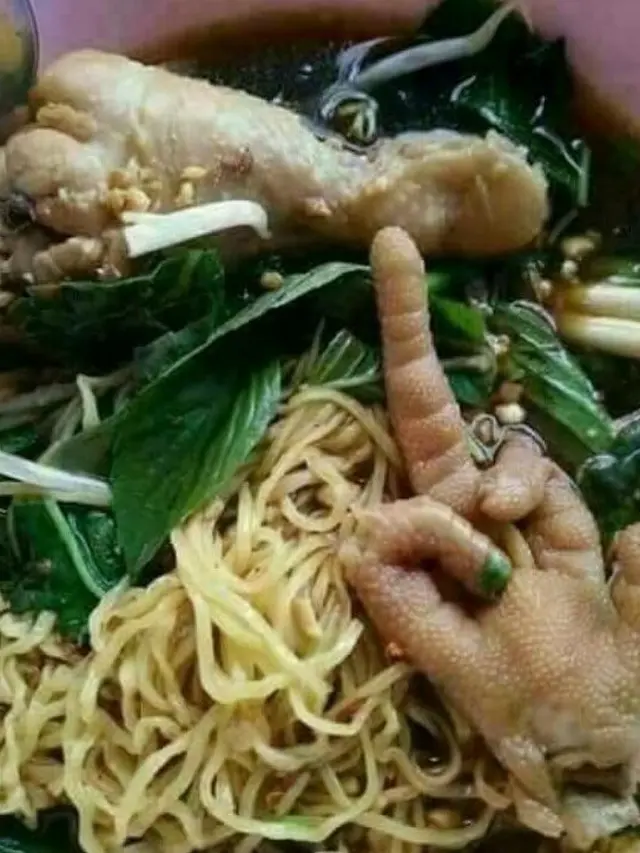 6 Momen Apes Makan Mi Ayam Ini Bikin Elus Dada
