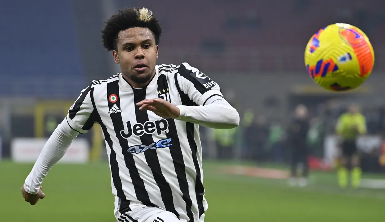 Weston McKennie. Gelandang USA berusia 23 tahun ini didatangkan Juventus dari Schalke pada awal musim 2020/2021 dengan status pinjaman yang dipermanenkan di tengah musim dengan total biaya 25,5 juta euro. Hingga kini ia telah tampil 69 laga dengan torehan 10 gol dan 3 assist. (AFP/Alberto Pizzoli)