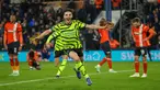 Pemain Arsenal Declan Rice melakukan selebrasi usai mencetak gol ke gawang Luton pada pertandingan sepak bola Liga Inggris di Kenilworth Road, Luton, Inggris, Selasa (5/12/2023). Pemuncak klasemen sementara Arsenal menang dramatis 4-3 atas Luton. (AP Photo/Ian Walton)