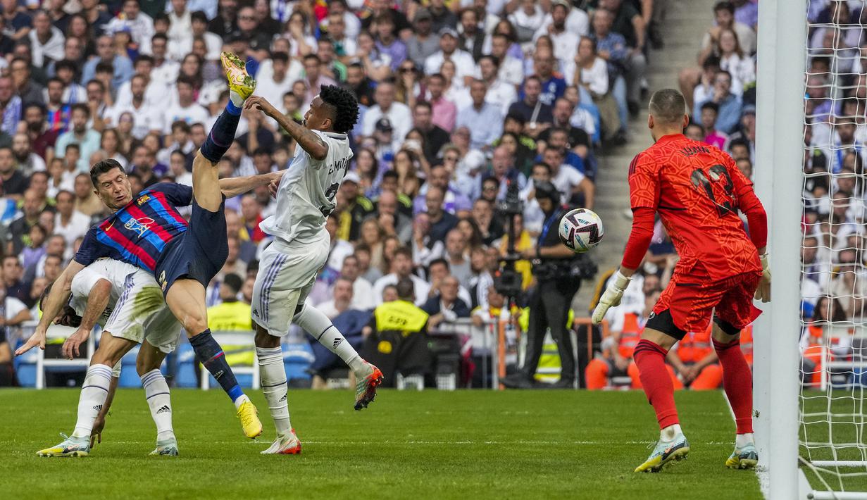 Pada menit ke-74 Robert Lewandowski dijatuhkan Dani Carvajal di dalam kotak penalti. Namun wasit tidak menganggapnya sebagai pelanggaran hingga urung berbuah penalti untuk Barcelona usai dilakukan tinjauan VAR. (AP/Bernat Armangue)