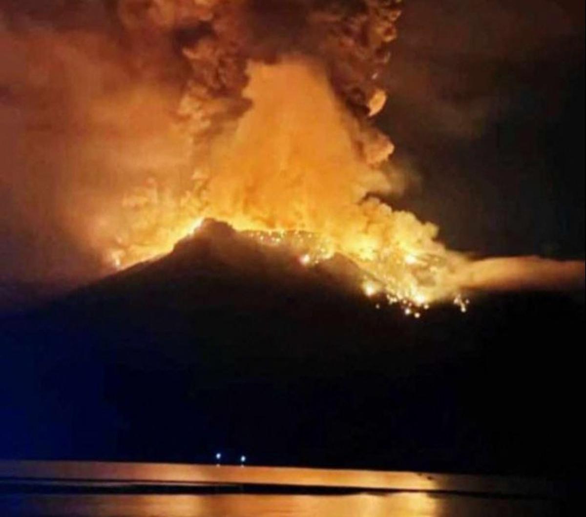 Gambar yang dirilis Pusat Vulkanologi dan Mitigasi Bencana Geologi (PVMBG), pada Rabu (17/4/2024), memperlihatkan pemandangan Gunung Ruang yang mengeluarkan lahar panas dan asap tebal&nbsp; di Kabupaten Sitaro, Sulawesi Utara. AFP/Handout/PVMBG
