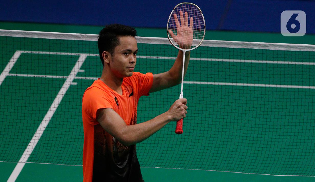 Tunggal putra Indonesia, Anthony Ginting  menyapa penonton usai melawan Soong Joo Ven pada final beregu SEA Games 2019 di Multinlupa Sport Center, Filipina, Rabu (4/12/2019). Ginting menang 13-21, 21-15, dan 21-18. (Bola.com/M Iqbal Ichsan)