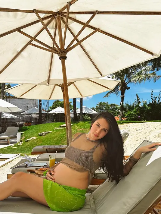 <p>Ia membiarkan perutnya terekspos dengan pakaian dua potong tersebut. [Foto: @estelleelinden]</p>