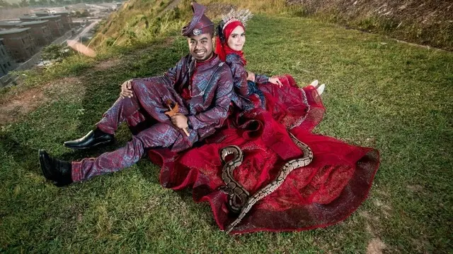 6 Prewedding Ekstrem Tema Ular Ini Bikin Merinding, Enggak Habis Pikir