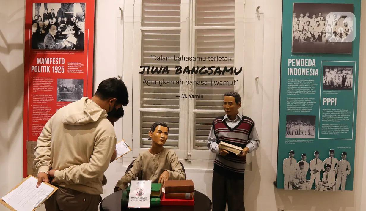 Pengunjung mengamati patung pahlawan di Museum Sumpah Pemuda, Jakarta, Kamis (27/10/2022). Jelang peringatan Hari Sumpah Pemuda, museum tersebut ramai dikunjungi pelajar sebagai tujuan wisata edukasi yang memberikan wawasan tentang hari bersejarah ikrar Sumpah Pemuda saat Kongres Pemuda II yang digelar pada 27-28 Oktober 1928. (Liputan6.com/Herman Zakharia)