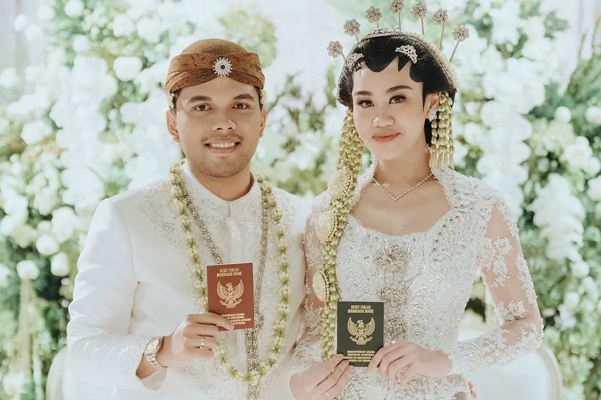 Usung Busana Adat Solo, Kebaya Pengantin Aaliyah Massaid Modifikasi Baju Pernikahan Reza Artamevia