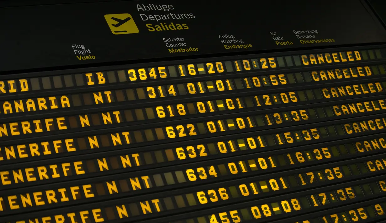 Papan infromasi jadwal menunjukkan penerbangan yang dibatalkan di bandara Pulau Canary La Palma, Spanyol, Kamis (7/10/2021). Awan abu tebal dari letusan gunung berapi Cumbre Vieja memaksa bandara pulau itu ditutup kedua kalinya sejak letusan 19 September lalu. (JORGE GUERRERO/AFP)