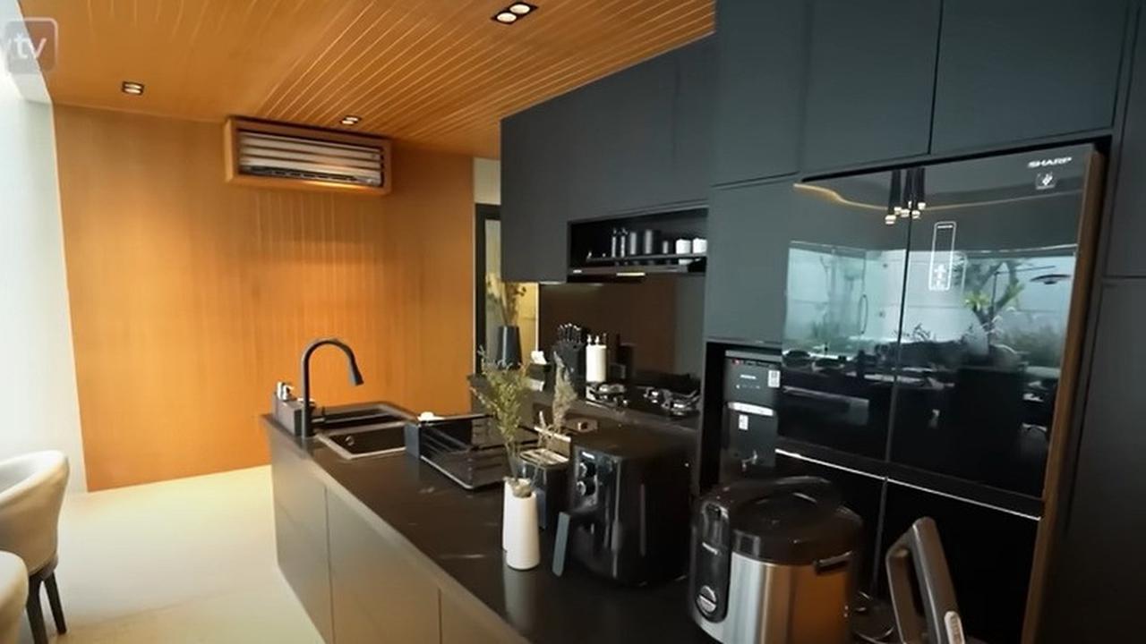 6 Potret Dapur Desta yang Menyatu dengan Ruang Keluarga, Peralatan Serba Modern - Ruang Makan Tersembunyi
