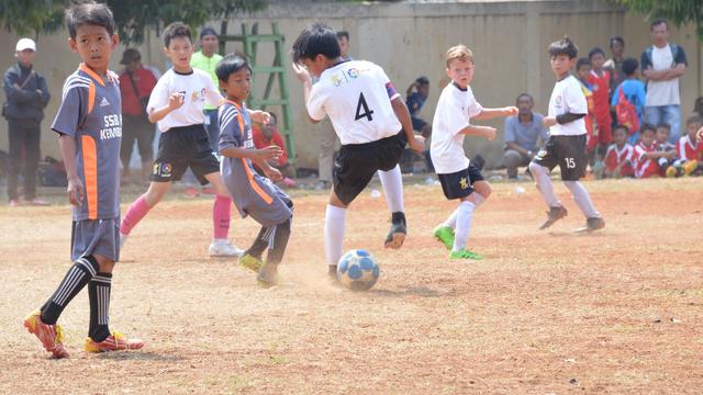 Rochy Putiray Cs Ajak Pemain Muda Malang Belajar Jadi Pemain