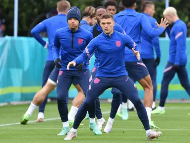 Bek Inggris, Kieran Trippier bersama rekan-rekannya melakukan pemanasan saat mengikuti latihan di Tottenham Hotspur training di London (21/6/2021). Inggris akan bertanding melawan Republik Ceko pada grup D Euro 2020 di Stadion Wembley. (AFP/Justin Tallis)