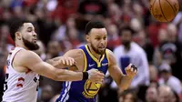 Stephen Curry Pimpin Warriors Curi Kemenangan di Kandang Raptors (AP)