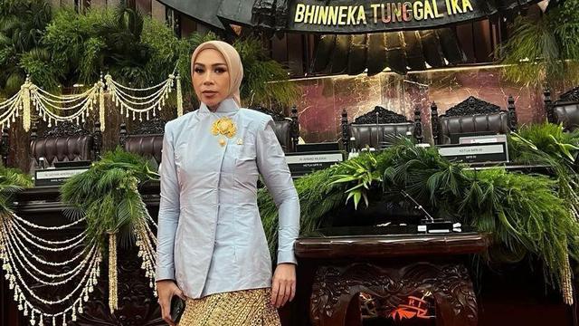 6 Gaya Melly Goeslaw Hadiri Pelantikan Prabowo Gibran, Kenakan Kebaya Janggan Favorit
