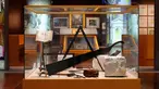 Alat atau simbol Freemasonry terlihat di pameran "La franc-maconnerie" (Freemasonry) di Perpustakaan Nasional Perancis (BnF), Paris, (11/4). Freemasonry adalah sebuah organisasi  pada abad ke-16 hingga awal abad ke-17. (REUTERS / Benoit Tessier)