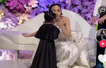 Lucunya Ameena Enggak Mau Turun dari Pelaminan Mahalini dan Rizky, Malah Senang Ikut Foto-Foto