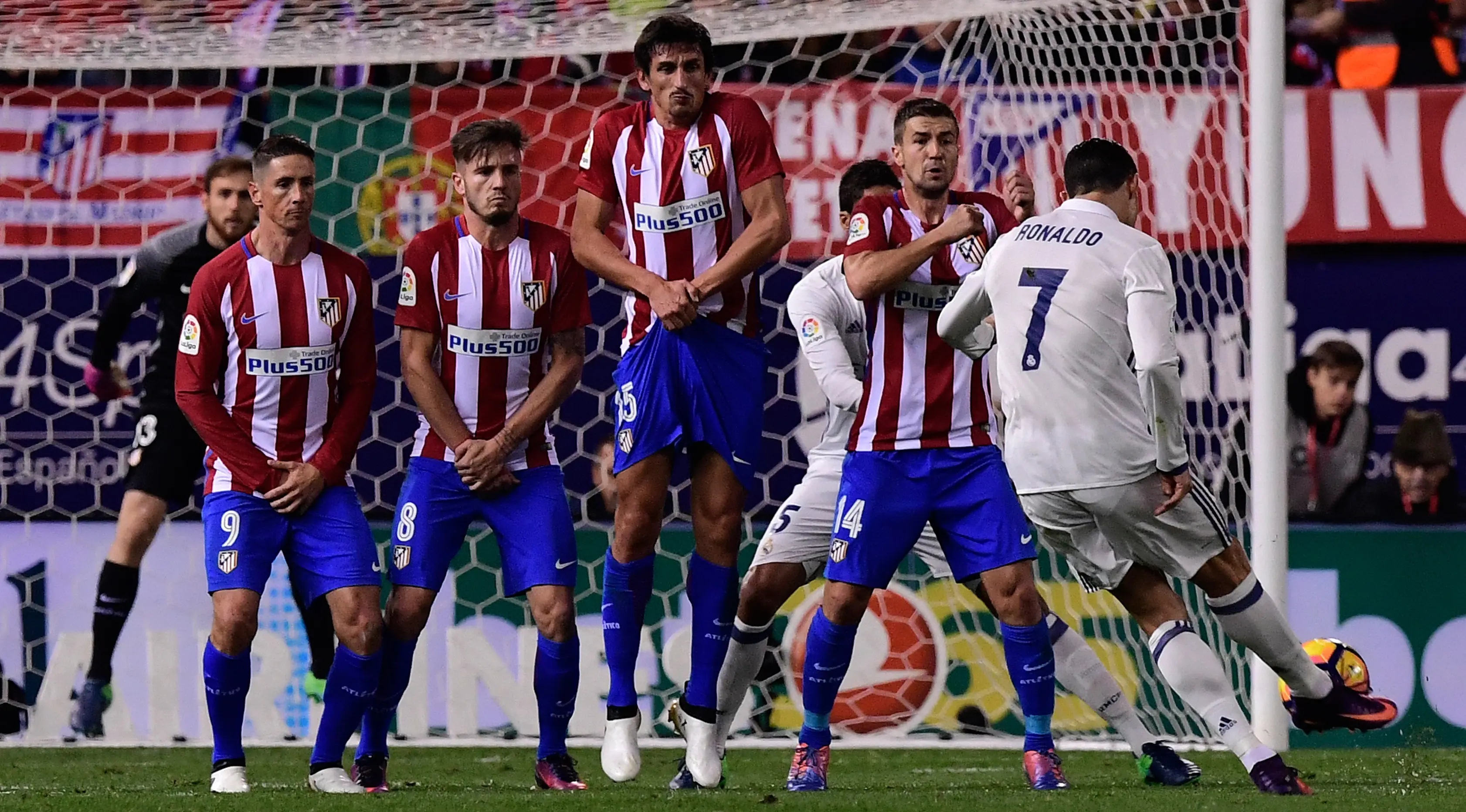 Real Madrid dan Atletico akan saling berhadapan di semifinal pertama Liga Champions, dinihari WIB nanti. (AFP Photo/Gerard Julien)