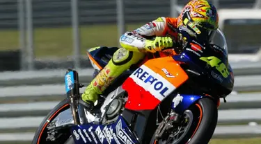 Mulai tahun 2002 Valentino Rossi mulai rajai Motogp bersama Repsol Honda Team, Ia tampil Brilian dengan memenangkan hampir seluruh balapan pada 2002. (www.motorosakcio.hu)