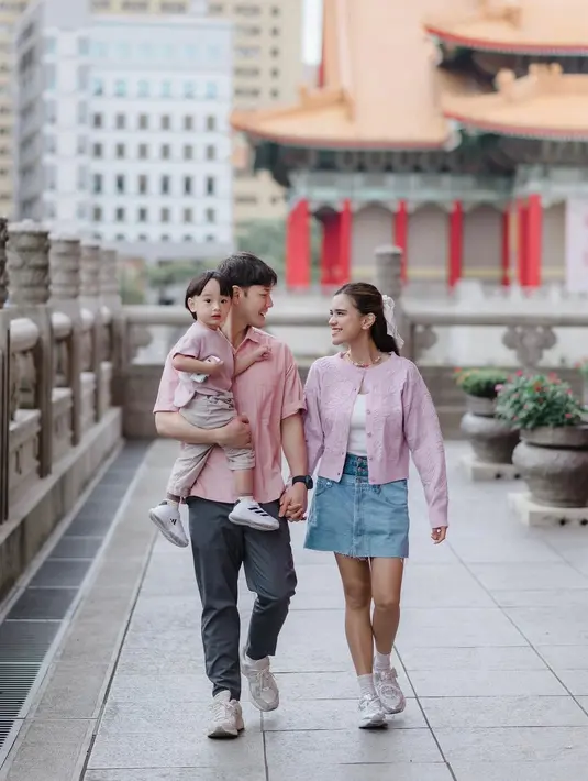 Menjalani pemotretan Chiang Kai-Shek Memorial Hall yang berada di Kota Taipei. Salah satu tempat yang ramai dikunjungi wisatawan mancanegara, bawah Memorial Hall terdapat pameran dan penjualan souvenir. [Instagram/rickyindra90]