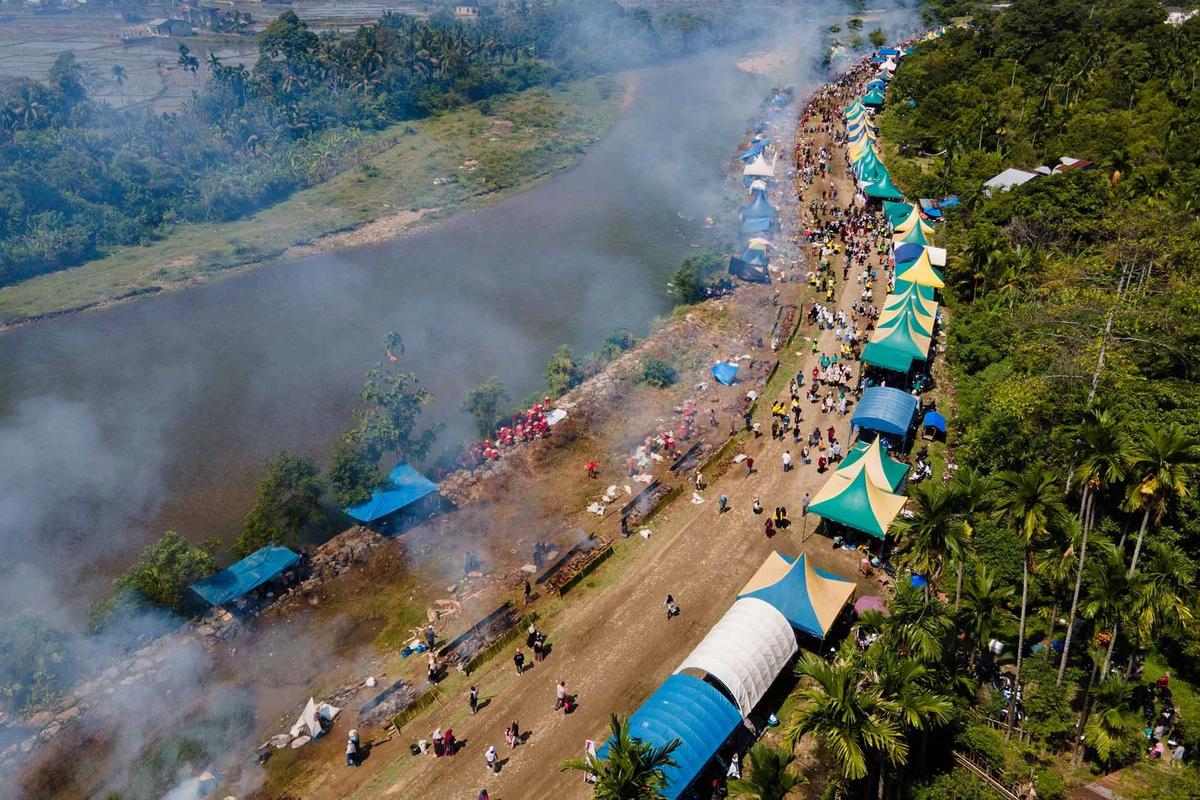 FOTO: Ribuan Warga Abdya Pecahkan Rekor Memasak Lemang Terbanyak