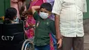 Seorang bocah memakai masker sebagai antisipasi penularan virus Nipah, Kozhikode, Kerala, India Selatan, Kamis (24/5). Virus Nipah masuk dalam 10 penyakit prioritas WHO yang identifikasi berpotensi memicu wabah besar. (AP Photo)