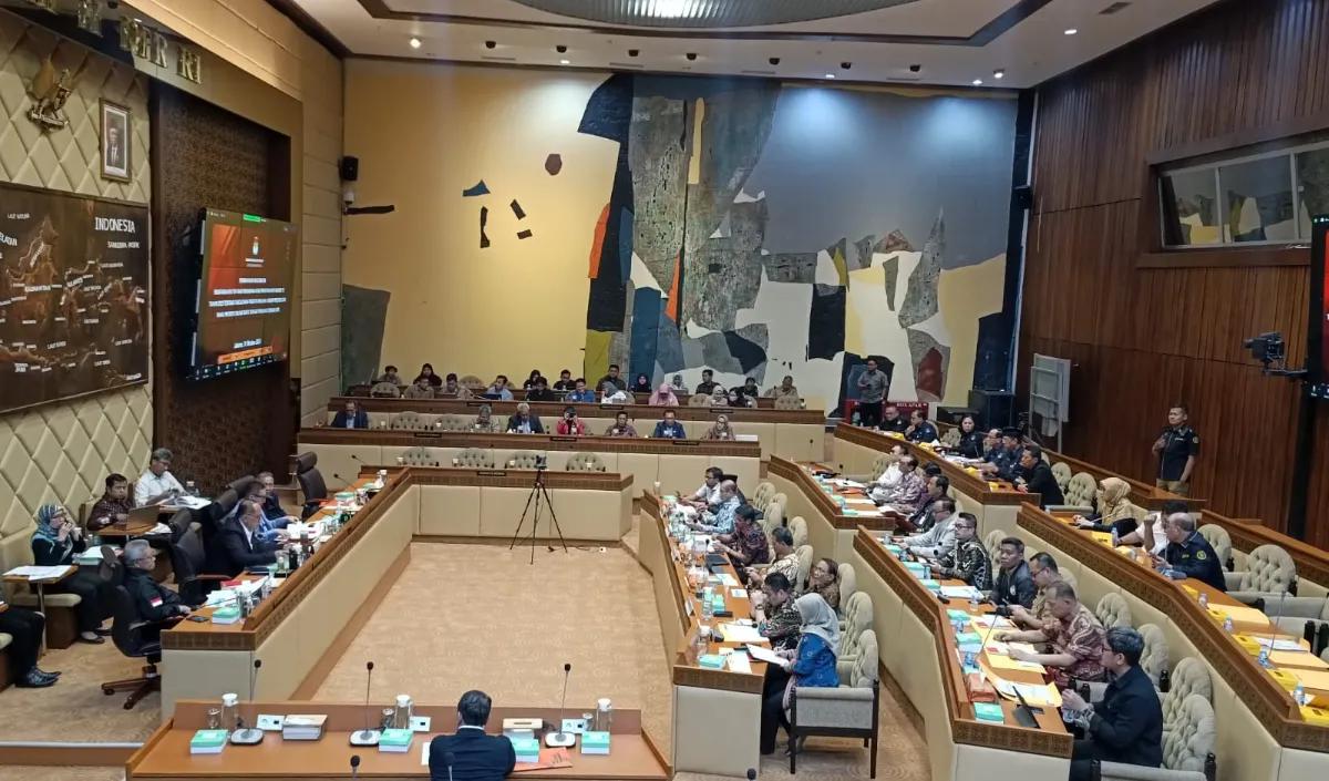 Wakil Ketua Komisi II DPR Junimart Girsang mempertanyakan maksud KPU membuat surat edaran kepada para ketum parpol terkait putusan MK soal batas minimal usia capres dan cawapres.