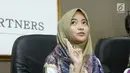 Komika Arafah Rianti menggelar jumpa pres terkait dugaan penipuan yang dialaminya, Jakarta, Kamis (6/7). Arafah mengaku ditipu saat membeli mobil di situs jual beli online. (Liputan6.com/Helmi Afandi)