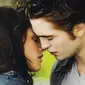 Ilustrasi ciuman bibir dalam adegan film Twilight Saga, diambil dari fanpop.