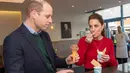 Pangeran William dan Kate Middleton mencicipi es krim saat mengunjungi Joe's Ice Cream di kawasan Mumbles, Wales Selatan, Selasa (4/2/2020). Dalam kesempatan yang sama, William dan Kate Middleton juga menyambangi para sukarelawan di salah satu stasiun sekoci penyelamat. (ARTHUR EDWARDS/POOL/AFP)
