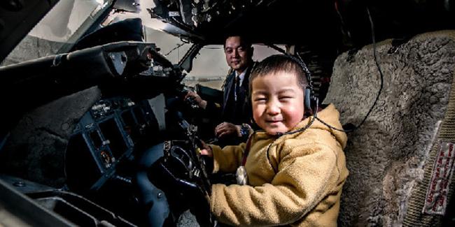 Ekspresi senang Xiao Feng dalam kokpit pesawat. | Foto: copyright chinadaily.com.cn