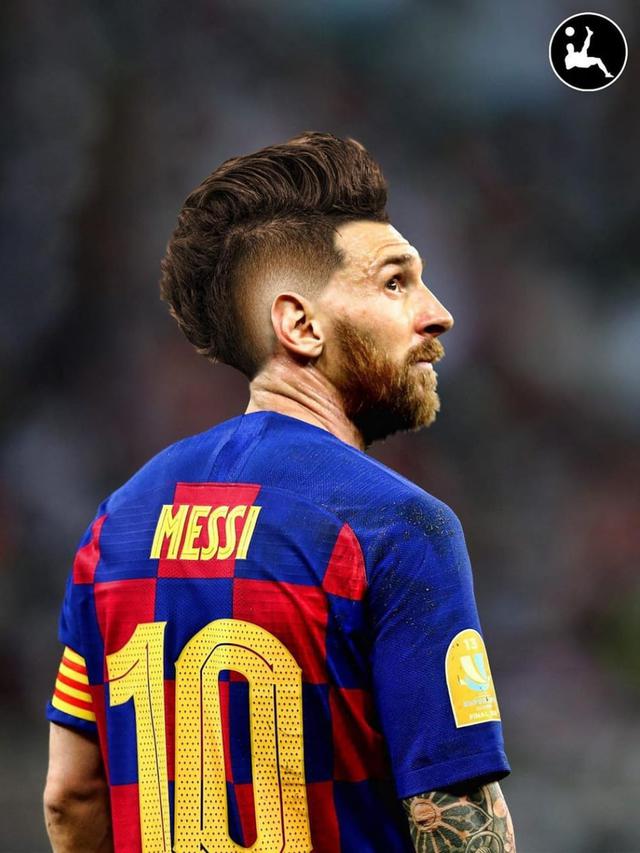 Foto Editan Pesepak Bola dengan Gaya Rambut Mohawk