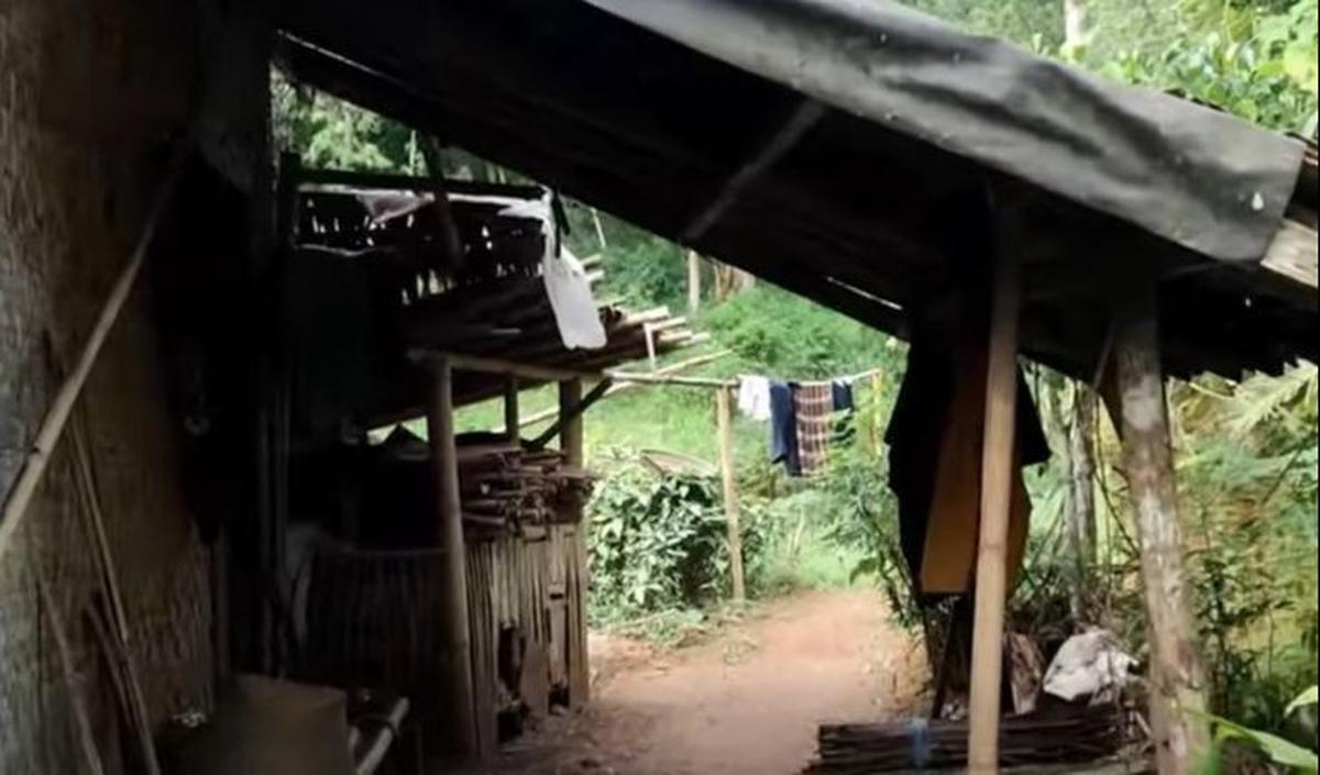 "Emak dan Abah ini benar-benar pemberani, kita lihat di belakangnya benar-benar hutan," kata Eri.