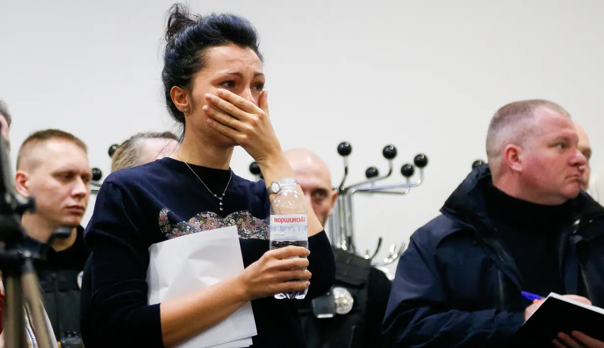 Pekerja perusahaan maskapai penerbangan internasional Ukraina menangis saat briefing di bandara internasional Borispil, Kiev, Rabu (8/1/2020). Pesawat  737-800 Ukraina yang membawa 176 orang itu jatuh setelah lepas landas dari bandara utama Teheran dan menewaskan semua penumpang. (AP/Efrem Lukatsky)