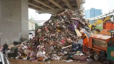 Petugas mengangkut sampah sisa banjir yang menumpuk di kawasan Cipinang Melayu, Jakarta, Senin (6/1/2020). Banjir yang menggenangi Jakarta dan sekitarnya sejak 1 Januari 2020 lalu menyisakan tumpukan sampah di sejumlah titik. (Liputan6.com/Immanuel Antonius)