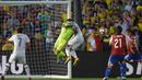 Kiper Paraguay,  Justo Villar menghalau bola dari kejaran pemain Kolombia, Jeison Murillo pada laga penyisihan grup A Copa America Centenario 2016 di Stadion Rose Bowl, Pasadena, AS, (8/6/2016) WIB. (AFP/Mark Ralston)