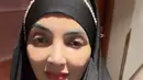 Saat sampai di tanah suci, Ashaty tampil mengenakan kerudung hitam panjang dengan aksen mutiara lace. [@ashanty_ash]