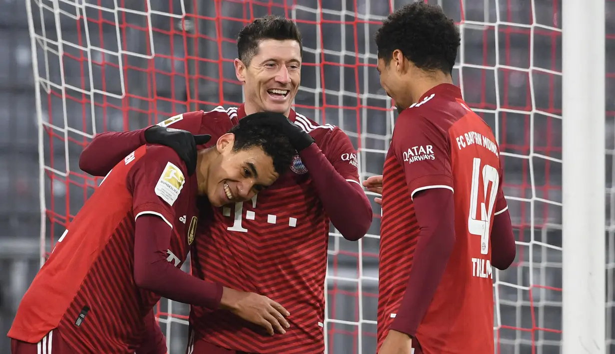 Kerjasama apik dengan Jamal Musiala, membuat Lewandowski menyelesaikan tendangan dengan sepakan voli dari jarak dekat. Gol ke gawang Wolfsburg merupakan gol ke-19 Lewandowski hanya dalam 17 penampilan untuk Bayern di Liga Jerman 2021/2022. (AFP/Christof Stache)