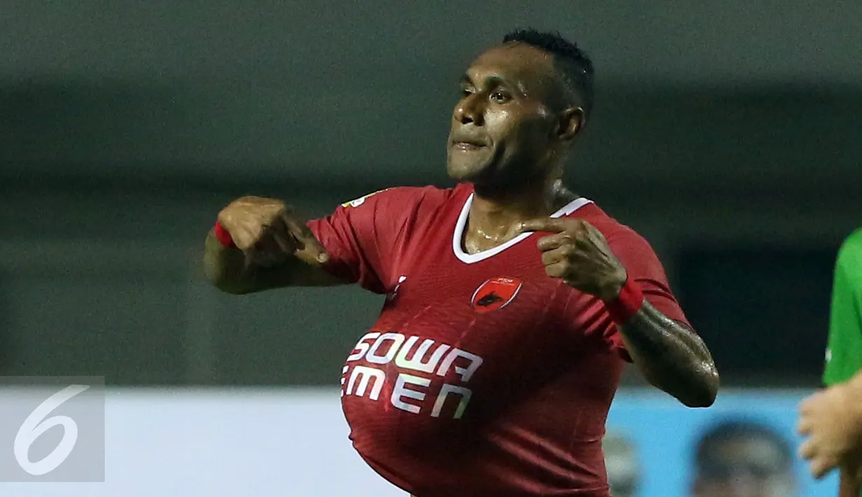 Penyerang PSM Makassar, Titus Bonai merayakan golnya ke gawang PS TNI di lanjutan LIga 1 Indonesia di Stadion Pakansari, Cibinong, Kab Bogor, Senin (15/5). PSM Makassar kalah 1-2 dari PS TNI. (Liputan6.com/Helmi Fithriansyah)