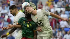 Hujan gol terjadi pada laga Kamerun kontra Serbia pada matchday kedua Grup G Piala Dunia 2022 yang digelar di Al Janoub Stadium, Al Wakrah, Qatar, Senin (28/11/2022) sore WIB. Enam gol yang tercipta dibagi rata kedua tim dengan skor akhir 3-3. Aksi saling comeback pun terjadi dalam laga yang berakhir merugikan bagi kedua tim, di mana keduanya sama-sama baru mengemas satu poin hasil dari 2 kali main dan sementara menempati posisi 3 dan 4. (AP/Francisco Seco)